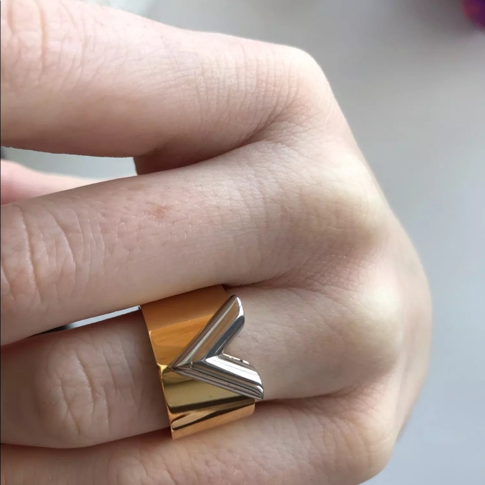 NEW V ring design 18k Rose Gold Filled Love Ring - Picture 6 of 9